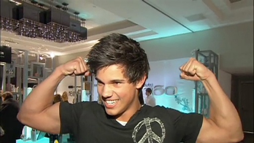 Taylor Lautner Debuts Buffed Up 'New Moon' Body