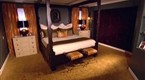 Red Hot and Green: A Bedroom Reinvented (season 1, episode 10)