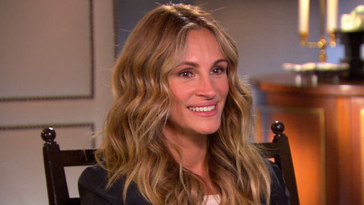 Why Is Julia Roberts Wearing a Ryan Reynolds T-Shirt?