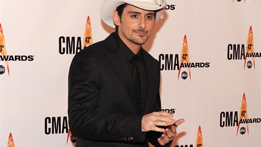 Brad Paisley Makes Jokes at Kanye's Expe...