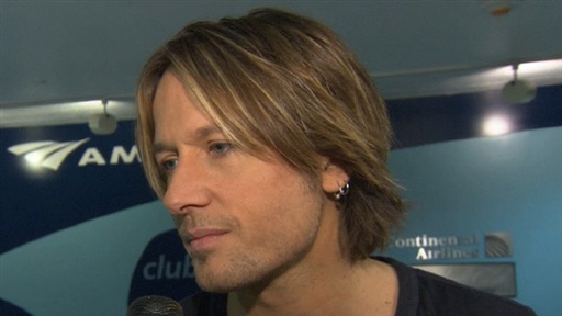 Keith Urban Thrills Fans With Surprise Concert at New York's Pen Video
