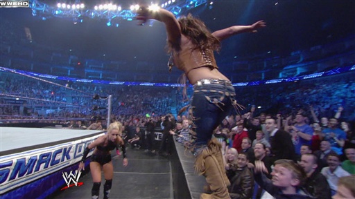 Mickie James Vs. Women’s Champion Michelle McCool Video