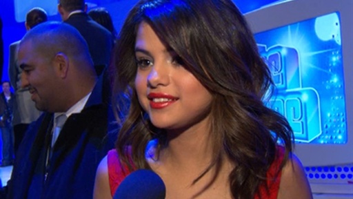 Can Selena Gomez Distinguish the Real Justin Bieber from His Wax Video