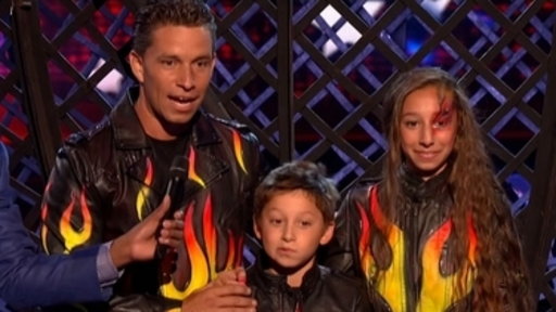 The Fearless Flores Family Performs In Hollywood!