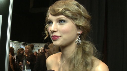 2011 CMA Awards Backstage: Taylor Swift Wins the Big Award of th