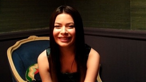Twitter Questions: Miranda Cosgrove