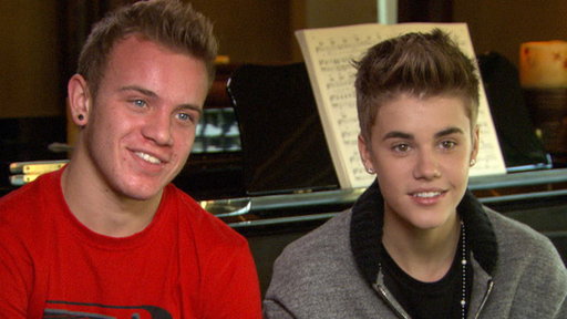 What's in Justin Bieber's Wallet & How Does He Pick His Friends? Video