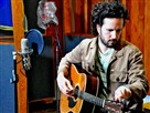 Mason Jennings Performs 